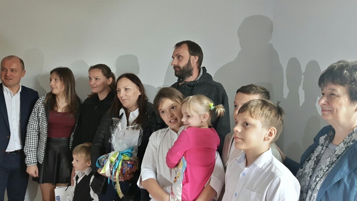 Państwo Rybarczykowie i ich ośmioro dzieci to pierwsza rodzina, która skorzystała z nowego programu szczecińskiego magistratu Dom Dużej Rodziny. Do tej pory mieszkali w trzypokojowym wynajmowanym mieszkaniu. Jak zapowiada prezydent Krzystek wkrótce kolejne rodziny zostaną objęte programem.