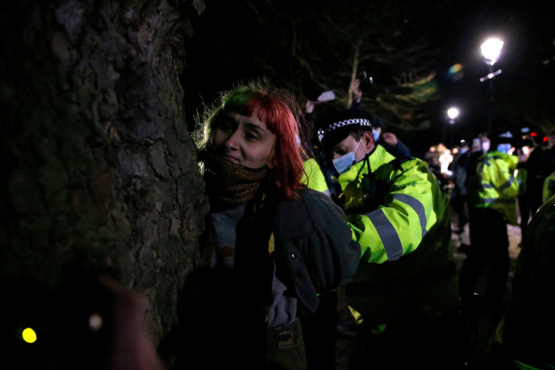 Kobieta oddająca hołd Sarah zatrzymana przez policjanta