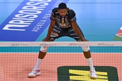 Wilfredo Leon uderzył głową w parkiet i stracił przytomność [WIDEO]