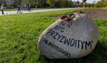 Kamień ku czci Bartoszewskiego rzucony w psi wybieg. "To podłość"