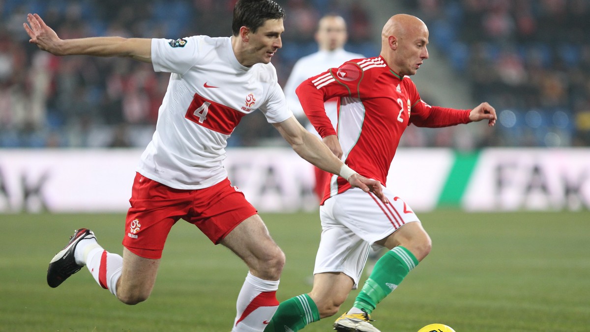 Reprezentacja Polski prowadzi do przerwy w towarzyskim meczu z Węgrami 1:0. Bramkę otwierającą wynik zdobył w 37. minucie Paweł Brożek. Spotkanie odbywa się na Stadionie Miejskim w Poznaniu, jednej z aren Euro 2012.