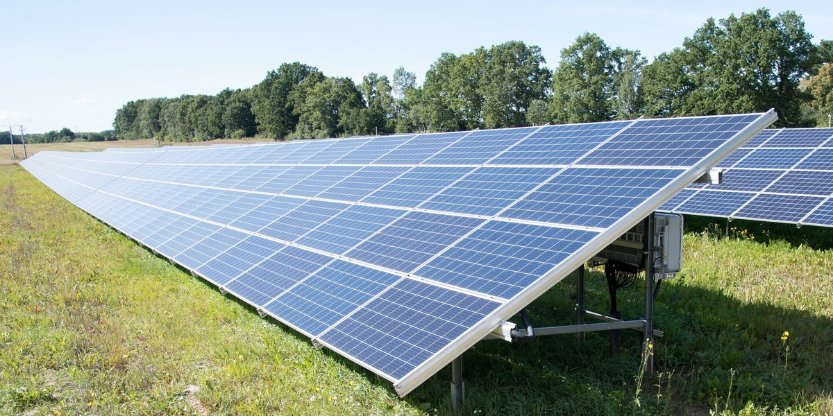 Krajowa moc zainstalowana w fotowoltaice sięga około 7 GW. Na razie większość to mikroinstalacje na dachach domów, ale coraz dynamiczniej rozwija się biznes farm słonecznych. 