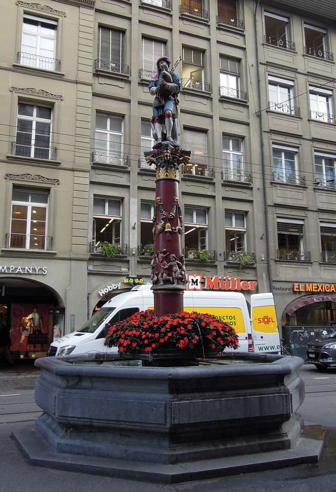 Berno - jedna ze słynnych zabytkowych fontann w centrum