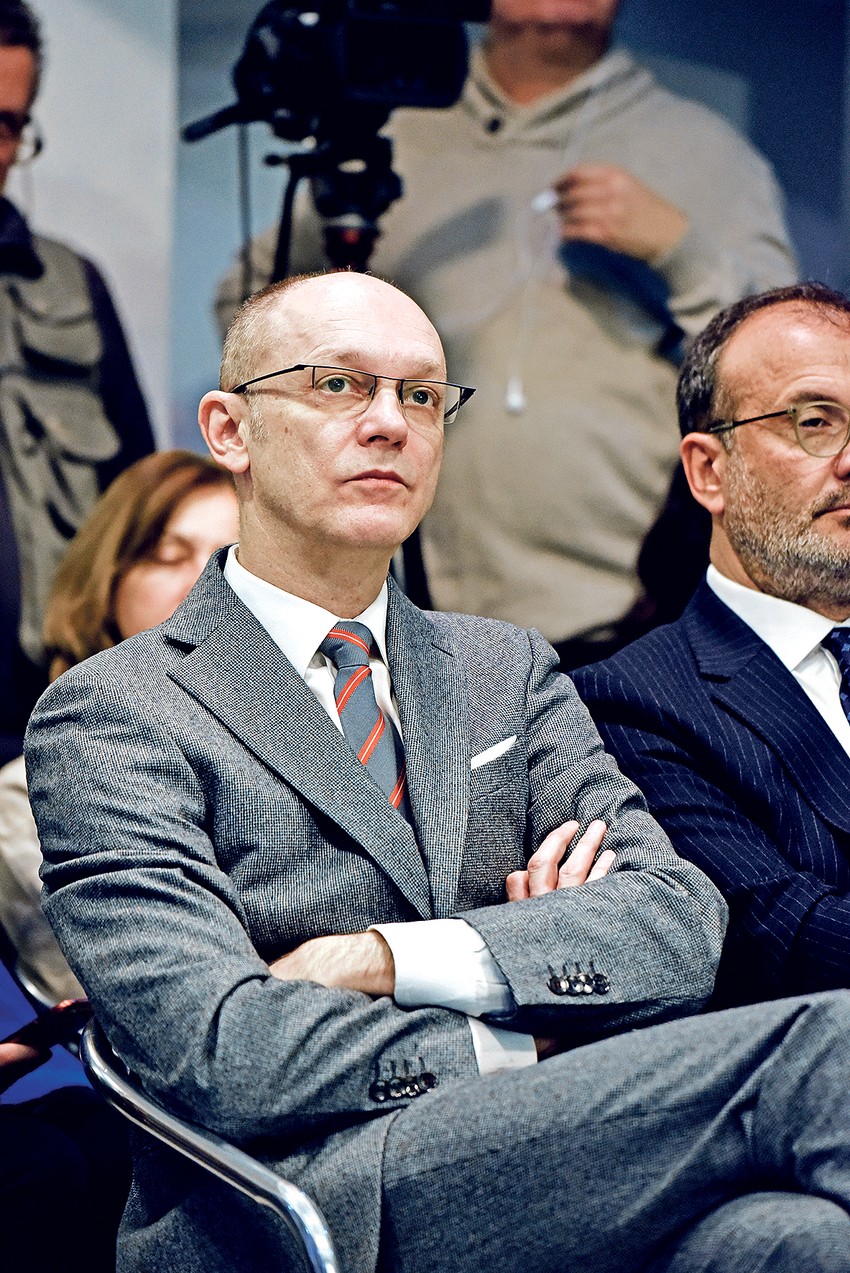 Odnos SNS i SPS doveden je u pitanje kada su pojedini članovi SPS učestvovali na demonstracijama, poput sina Dačićevog savetnika Petra Škundrića, ali i doskorašnjeg savetnika ministra ekologije Gorana Trivana - Srđana Stankovića