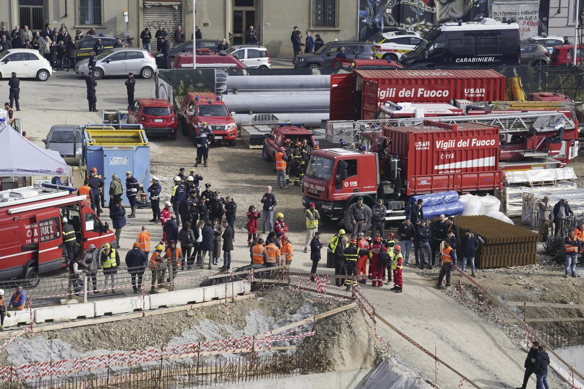 Ratownicy na miejsce wypadku na placu budowy we Florencji, Włochy, piątek 16 lutego 2024 r.