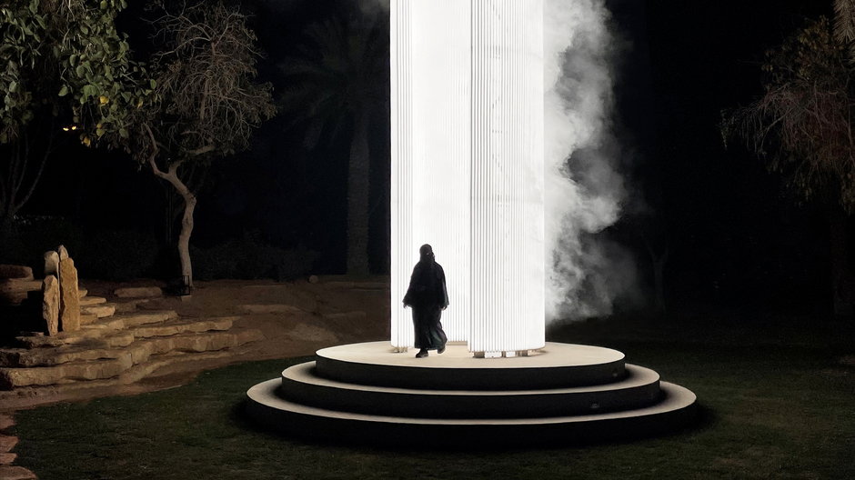 "Beacon" - genialna rzeźba Karoliny Halatek na festiwalu światła w Rijadzie