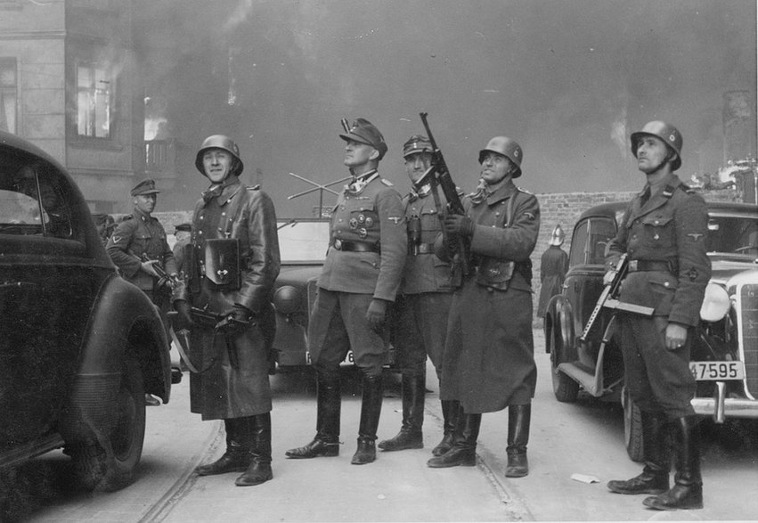Hitlerowcy obserwują płonącą dzielnicę. Pierwszy z prawej Josef Blösche
