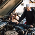 Stariji mehaničar - ilustracija