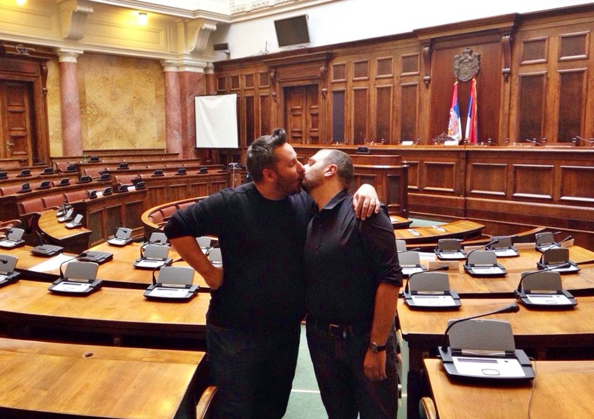 Gej poljubac u Skupštini