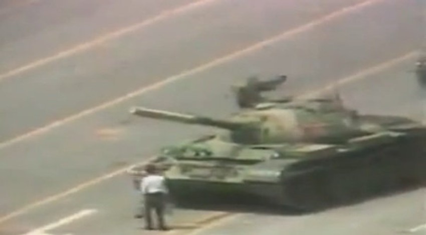 Sam stao pred tenk 4. juna 1989.