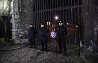 Przygotowania do ekshumacji: Na Wawel przybyli Jarosław i Marta Kaczyńscy