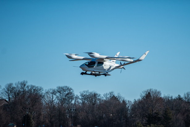 Elektryczny samolot pionowego startu i lądowania BETA ALIA-250 EVA (eVTOL) podczas lotu testowego na lotnisku Westchester County Airport (HPN) w West Harrison, Nowy Jork, USA, wtorek, 14 lutego 2023 r. Fotograf: Tiffany Hagler-Geard/Bloomberg