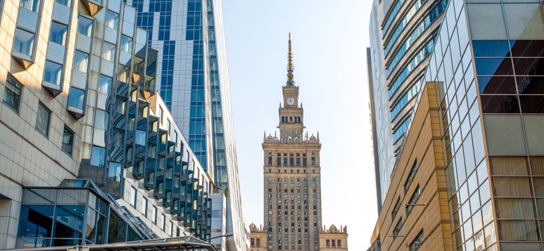 W samym centrum Warszawy zapadł się fragment jezdni. "Zmuszeni byliśmy zamknąć dwa pasy"