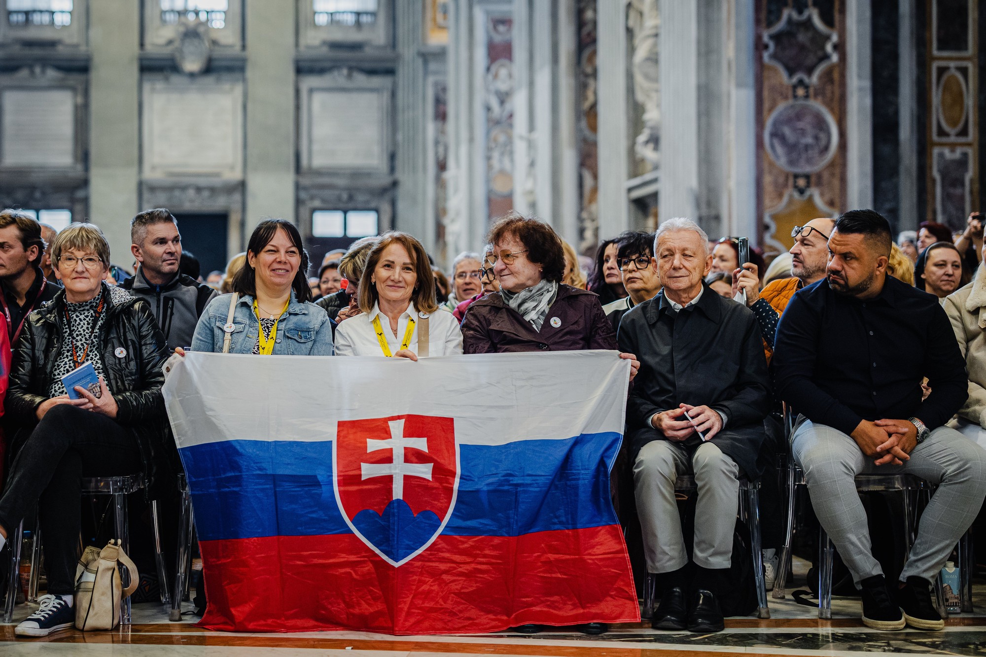 Slovenskí pútnici počas slávnostnej svätej omše v rámci národnej púte Slovákov pri príležitosti jubilejného roka v Bazilike sv. Petra vo Vatikáne. 