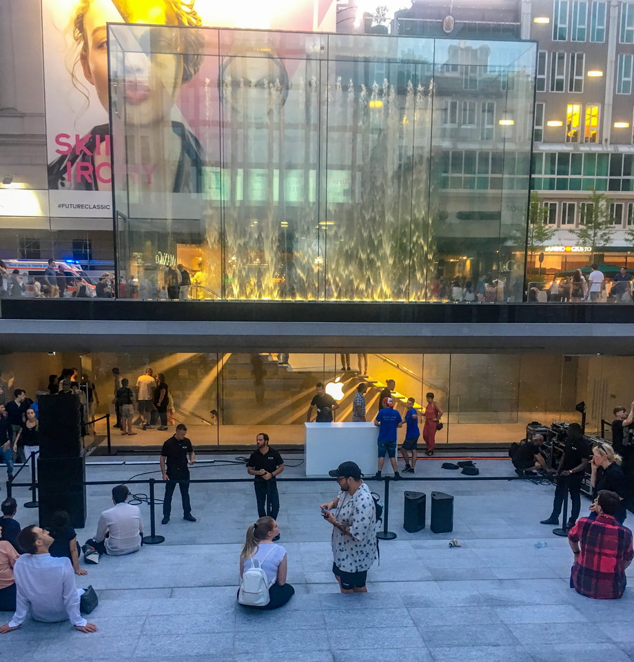 Salon Apple'a w Mediolanie znajduje się kilka kroków od Corso Vittorio Emanuele II, jednej z najważniejszych ulic handlowych na świecie. Firma zdecydowała się całkowicie przebudować jeden z historycznych placów w centrum miasta - Piazza del Liberty i w jego podziemiu stworzyć swój sklep. 