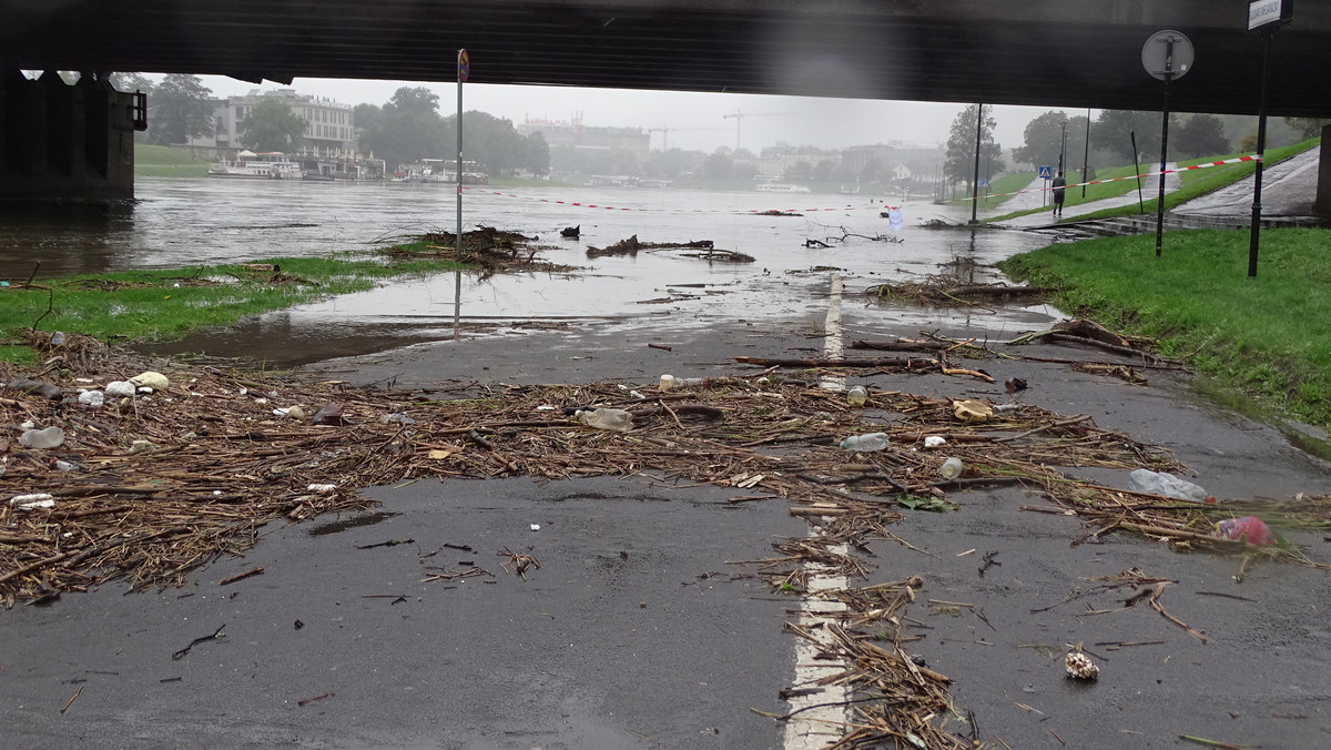 Synoptycy z Instytutu Meteorologii i Gospodarki Wodnej informują, że po ustaniu opadów Wisła w Krakowie ustabilizowała się i następuje powolne opadanie poziomu rzeki. Na terenie miasta jednak cały czas trwa pogotowie przeciwpowodziowe.