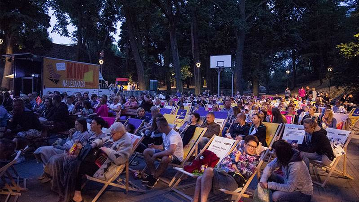 W najlepsze trwa sezon na jedną z najprzyjemniejszych wakacyjnych rozrywek – Kino na Leżakach. Seanse w takim plenerowym kinie pod gwiazdami to nie tylko świetne filmy, ale też nocny piknik z atrakcjami. Akcja potrwa do połowy września i obejmie niemal 40 różnych lokalizacji.