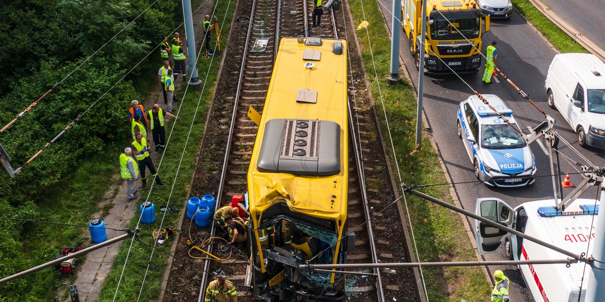 23-letni kierowca autobusu odbił w prawo i znalazł się torach tramwajowych