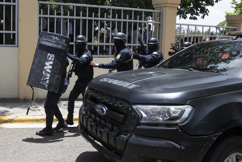 Policija u Santo Domingu, Dominikanska Republika, nakon pucnjave u kojoj je ubijen ministar Orlando Horhe Mera