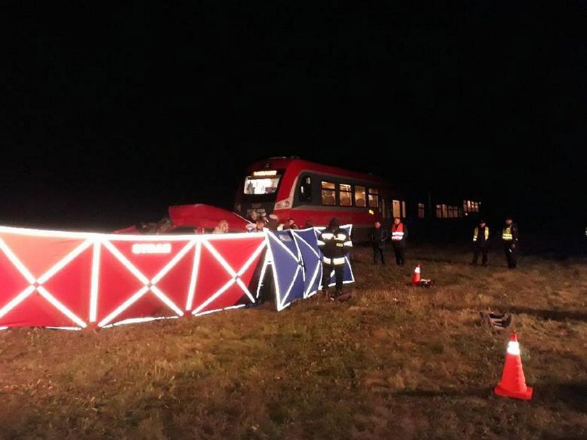 Auto wjechało pod pociąg. Zginęła matka z dzieckiem