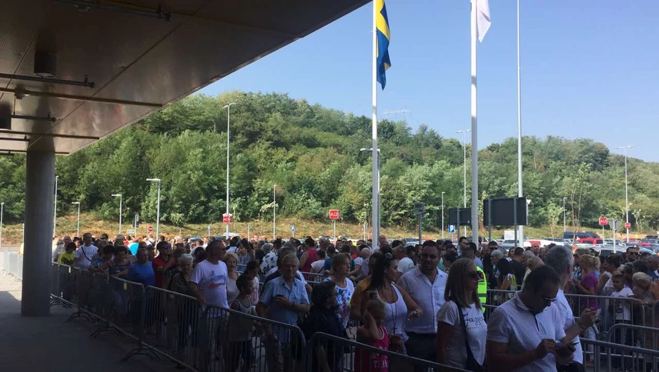 Svi ovi ljudi čekaju da se otvori i drugi šalter