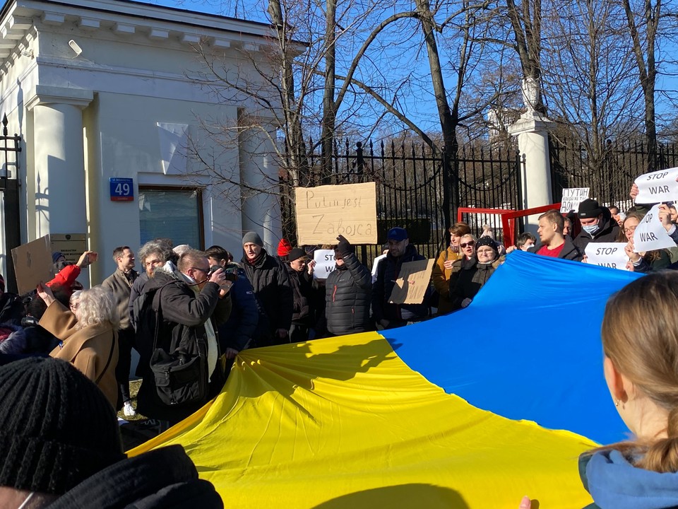 Manifestacja przed rosyjską ambasadą w Warszawie