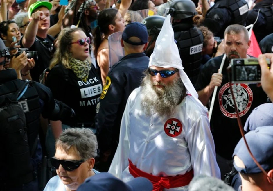 Policija sprovodi pripadnike KKK sa protesta