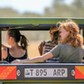 Turystki zwiedzają Park Narodowy Serengeti w Tanzanii