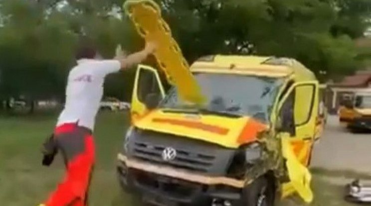 Döbbenetes felvétel: egy mentős a sürgősségi hordággyal töri be a mentőautó ép szélvédőjét