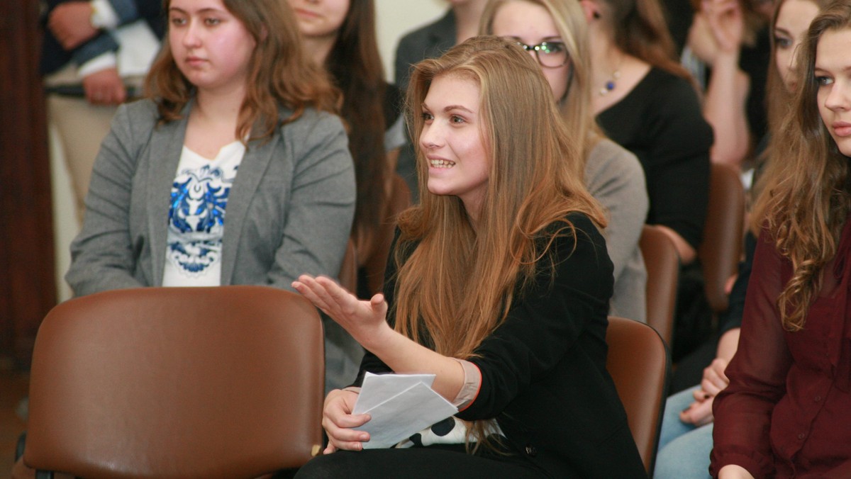 - Nie mogłam przyjąć kwiatów od zdrajcy Polski - tymi słowami Maria Sokołowska, licealistka z Gorzowa Wielkopolskiego zrobiła karierę w mediach. Teraz, na łamach "Gazety Polskiej Codziennie", przyznaje, że modli się za premiera, a w internecie pojawiły się "straszne obelgi na mój temat".