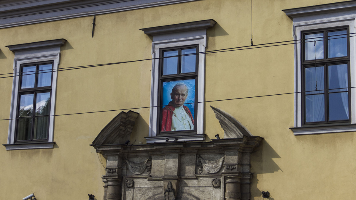 Pod oknem papieskim przy ul. Franciszkańskiej w Krakowie stanęła choinka przywieziona z Sądecczyzny. Przez cały dzień jodła ma być przystrajana. W sobotę metropolita krakowski abp Marek Jędraszewski uroczyście zapali światełka na drzewku.