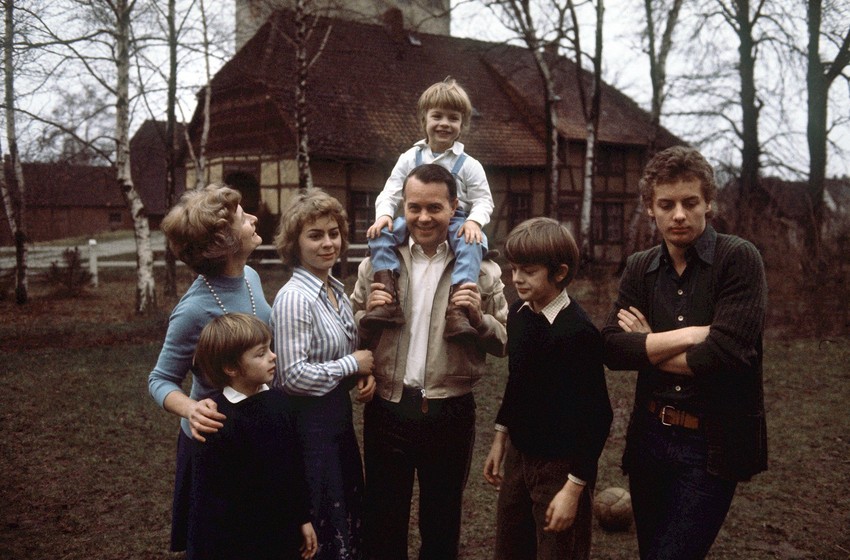 Sa roditeljima, braćom i sestrama 1976. godine