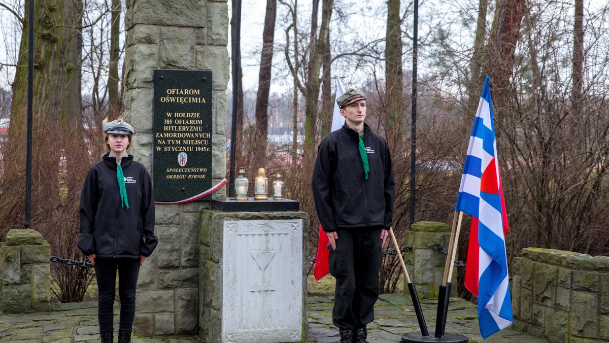 Akt oskarżenia przeciwko Izraelczykowi, który oddał mocz na pomnik ofiar w byłym niemieckim obozie Auschwitz II-Birkenau, skierowała do sądu oświęcimska prokuratura rejonowa. Dołączony do niego został wniosek o dobrowolne poddanie się karze – podali śledczy.