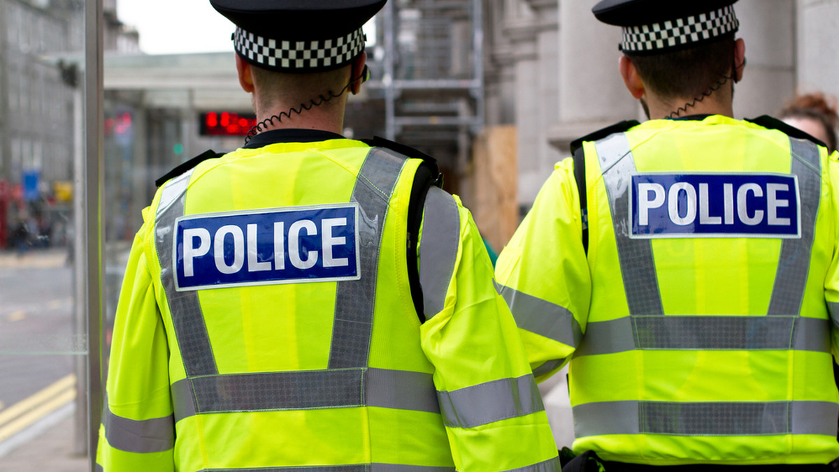 Piesi na jednej z londyńskich ulic byli zszokowani widząc nagiego mężczyznę mknącego chodnikiem i trzech policjantów, którzy usiłowali go schwytać. Ostatecznie amator biegania na golasa trafił w ręce stróżów prawa.