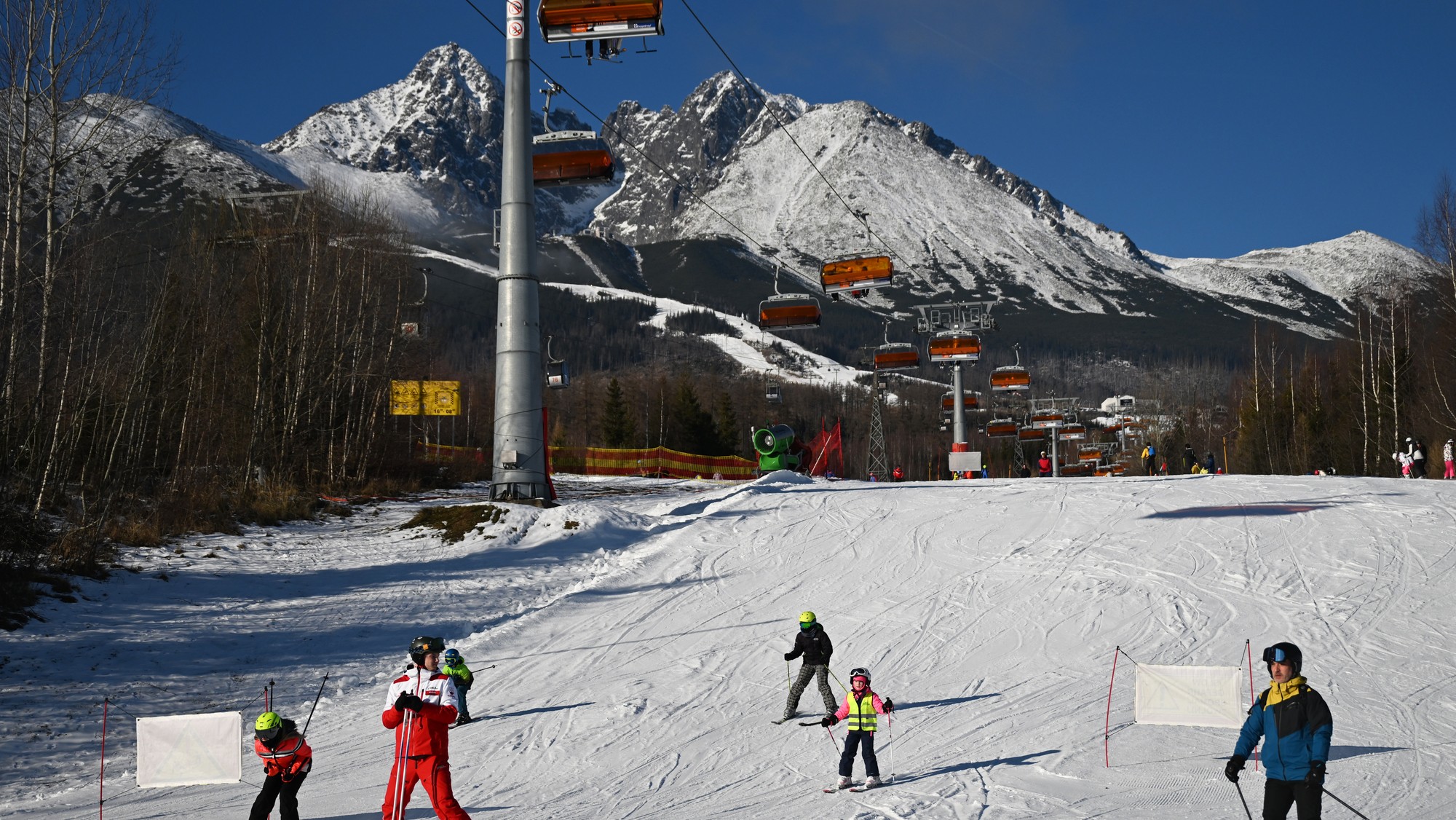 Najväčším lákadlom Vysokých Tatier v zime je lyžovačka.
