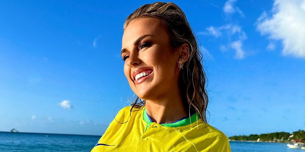 Zjawiskowa Tallia Storm w stroju reprezentacji Brazylii. 