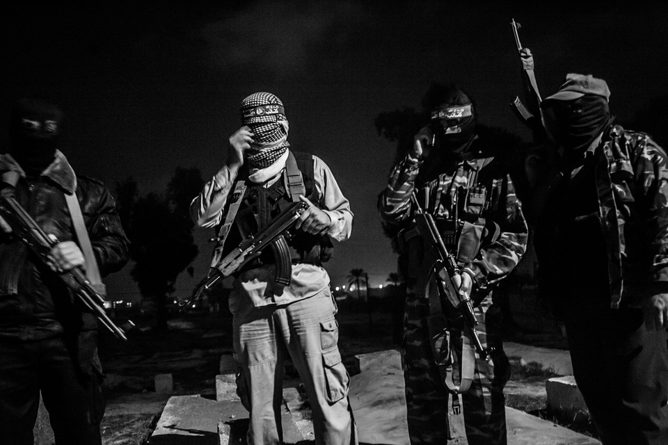 Nocne spotkanie z przywódcą oddziałów Al-Qusam czyli zbrojenego ramienia Hamasu. Zdjęcie pochodzi z fotoreportażu Jakuba Kamińskiego