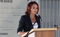 Internauci wytykają posłance Krynickiej wpadki podczas przemówienia. 'Nie myślałam, że aż taka może być nienawiść do człowieka'