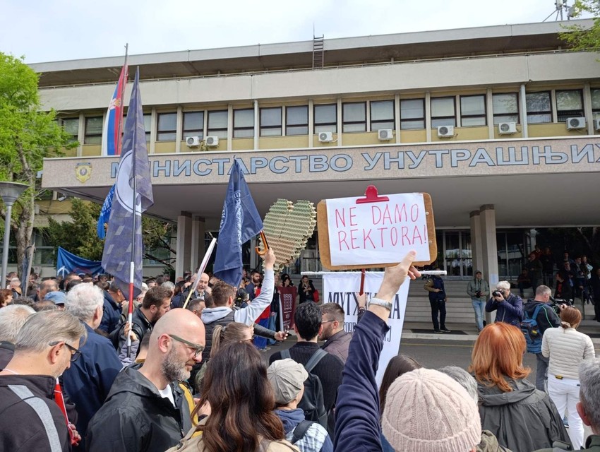 Protest ispred policiske uprave