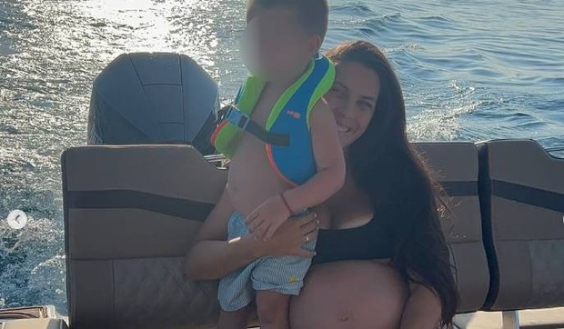 Trudna Milica Mandić sa porodicom na odmoru