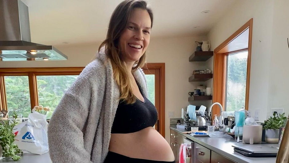 Hilary Swank promienieje w ciąży