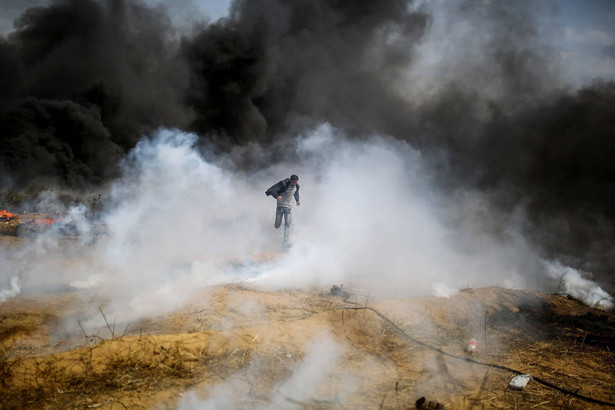 KHAN YUNIS, GAZA - APRIL 27: Israeli security forces intervene Palestinian protest with tear gas during "Great March of Return" at Gaza-Israel border in Khan Yunis, Gaza on April 27, 2018. Mustafa Hassona / Anadolu Agency Dostawca: PAP/Abaca