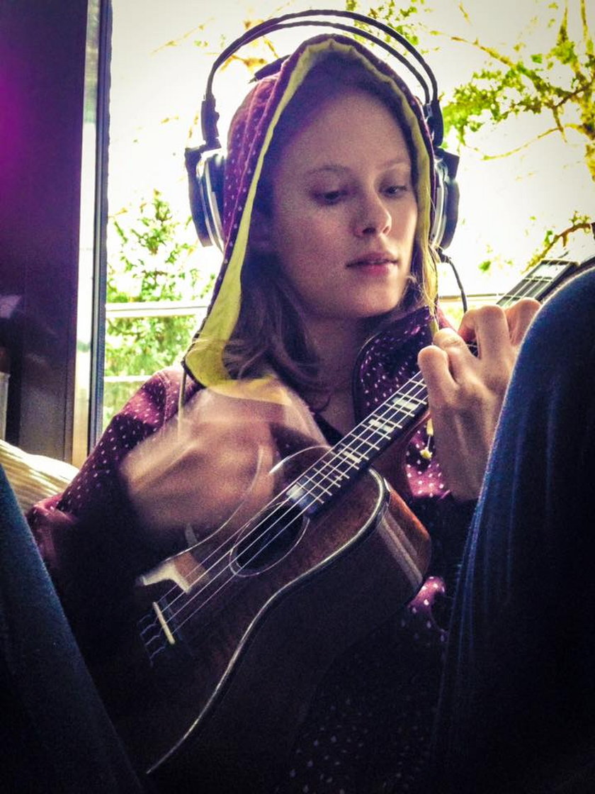 Julia Pietrucha gra na ukulele
