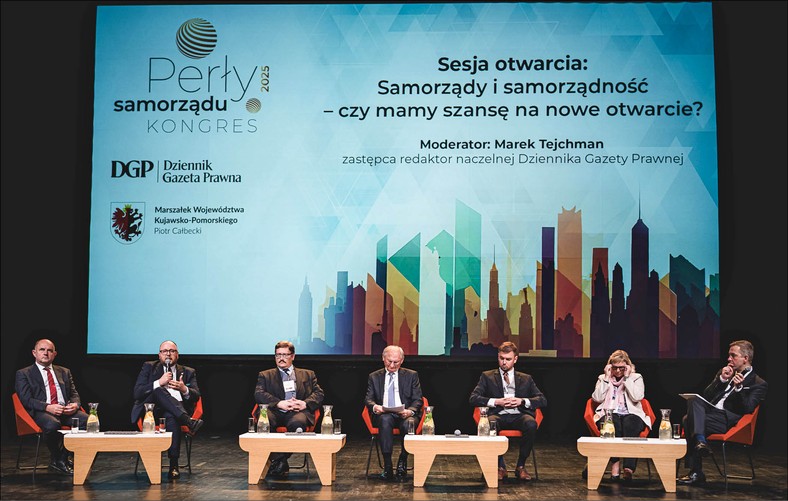 Sesja otwarcia kongresu Perły Samorządu 2025, od lewej: Piotr Całbecki, marszałek województwa kujawsko-pomorskiego, Paweł Gulewski, prezydent Torunia, Grzegorz Kubalski, zastępca dyrektora biura, Związek Powiatów Polskich, Krzysztof Harmaciński, wójt gminy Iława, Adrian Łuckiewicz, burmistrz Wasilkowa, dr Paulina Legutko-Kobus, kierowniczka Zakładu Polityki Regionalnej i Lokalnej, Szkoła Główna Handlowa w Warszawie oraz Marek Tejchman, zastępca redaktor naczelnej DGP