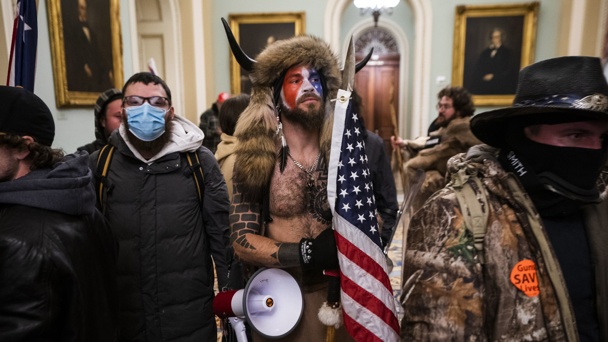 Protestujący przeciwko uznaniu porażki Trumpa wdarli się do Kapitolu