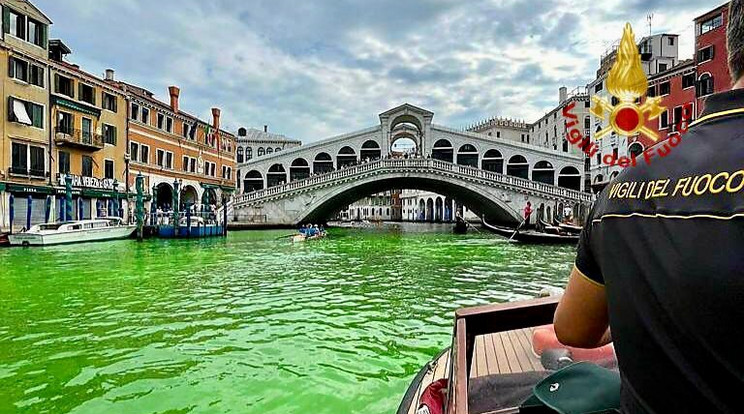 A velencei Grand Canal titokzatosan fluoreszkáló zöldre váltott / Northfoto