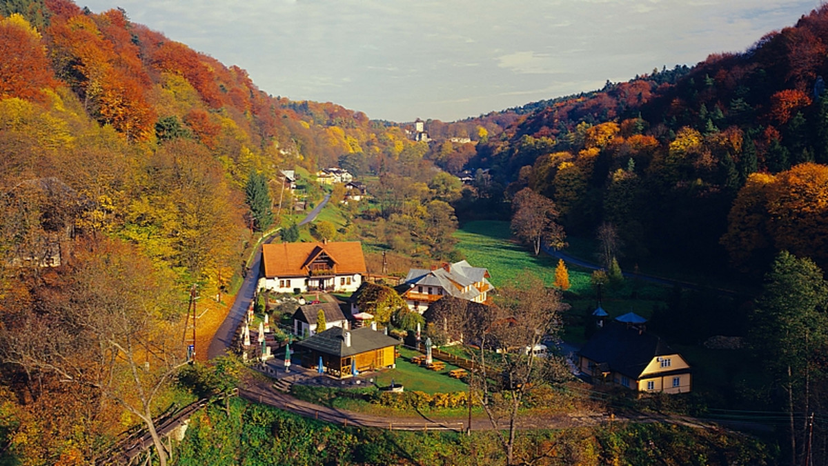 Jeden z najmniejszych polskich parków narodowych to raj dla piechurów, speleologów i miłośników historii.