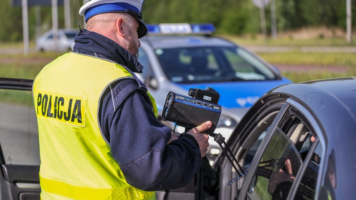 Zatrzymane na trzy miesiące prawo jazdy, 2 tys. zł mandatu i 10 pkt karnych – to konsekwencje, jakie poniesie młody kierowca, który w terenie zabudowanym zignorował ograniczenie prędkości do "50" jadąc 116 km na godz. – poinformowała we wtorek Agnieszka Kaczmarek z Komendy Powiatowej Policji w Słubicach.