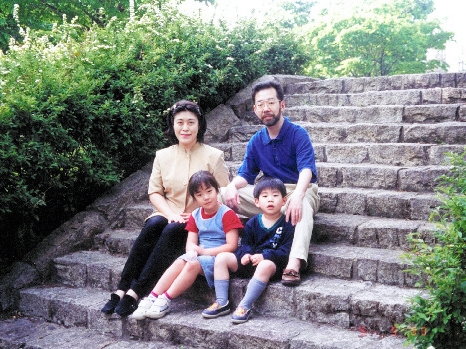 Rodzina Miyazawa: na górze od lewej Yasuko i Mikio; na dole od lewej Niina i Rei