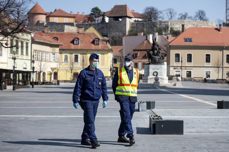 Rendőr és közterület-felügyelő az egri Dobó téren a kijárási korlátozás kezdetének napján, 2020. március 28-án. - A koronavírus-járvány miatt kijárási korlátozást vezettek be Magyarország egész területére március 28. és április 11. között. / Fotó: MTI/Komka Péter